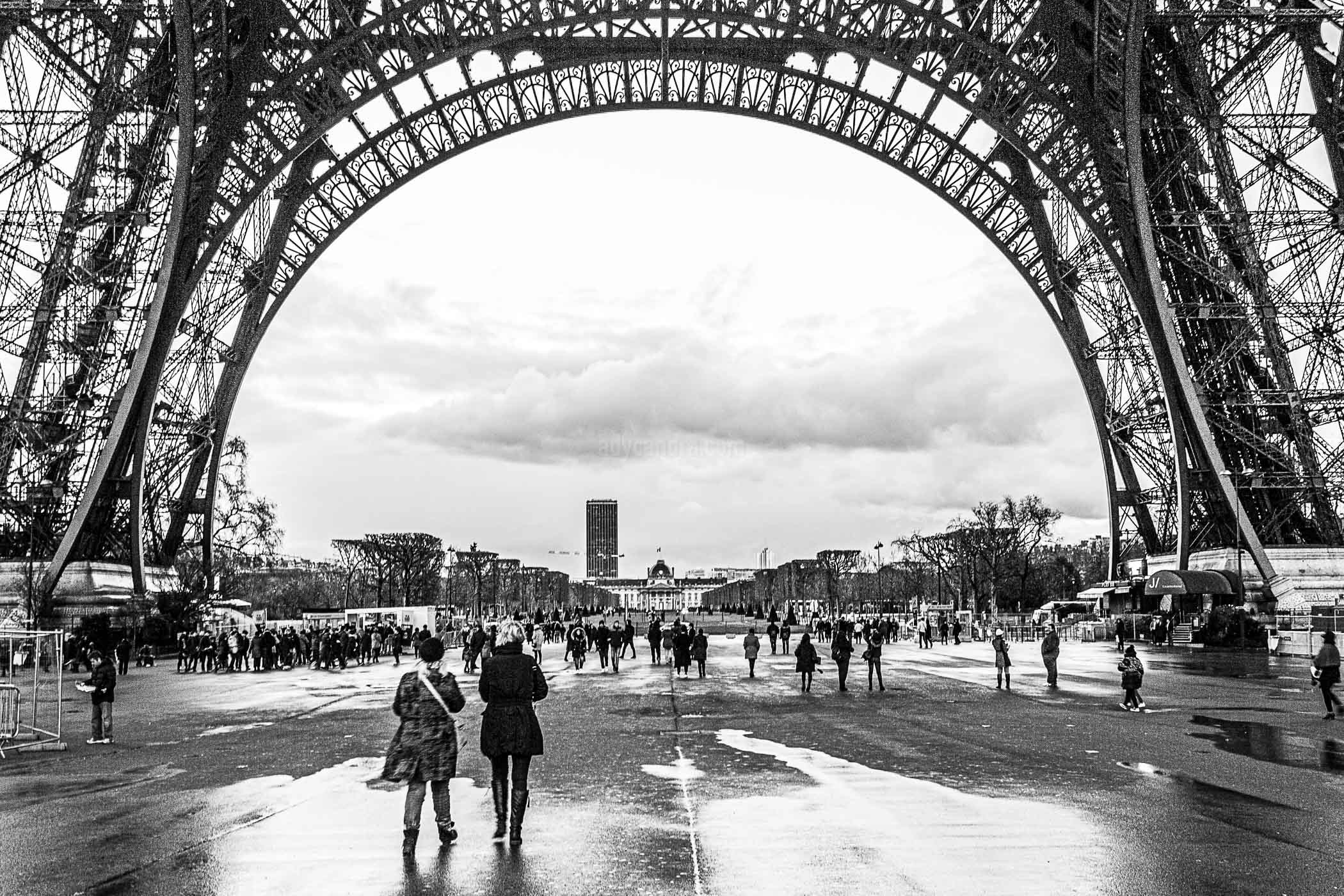 Dibawah Menara Eiffel