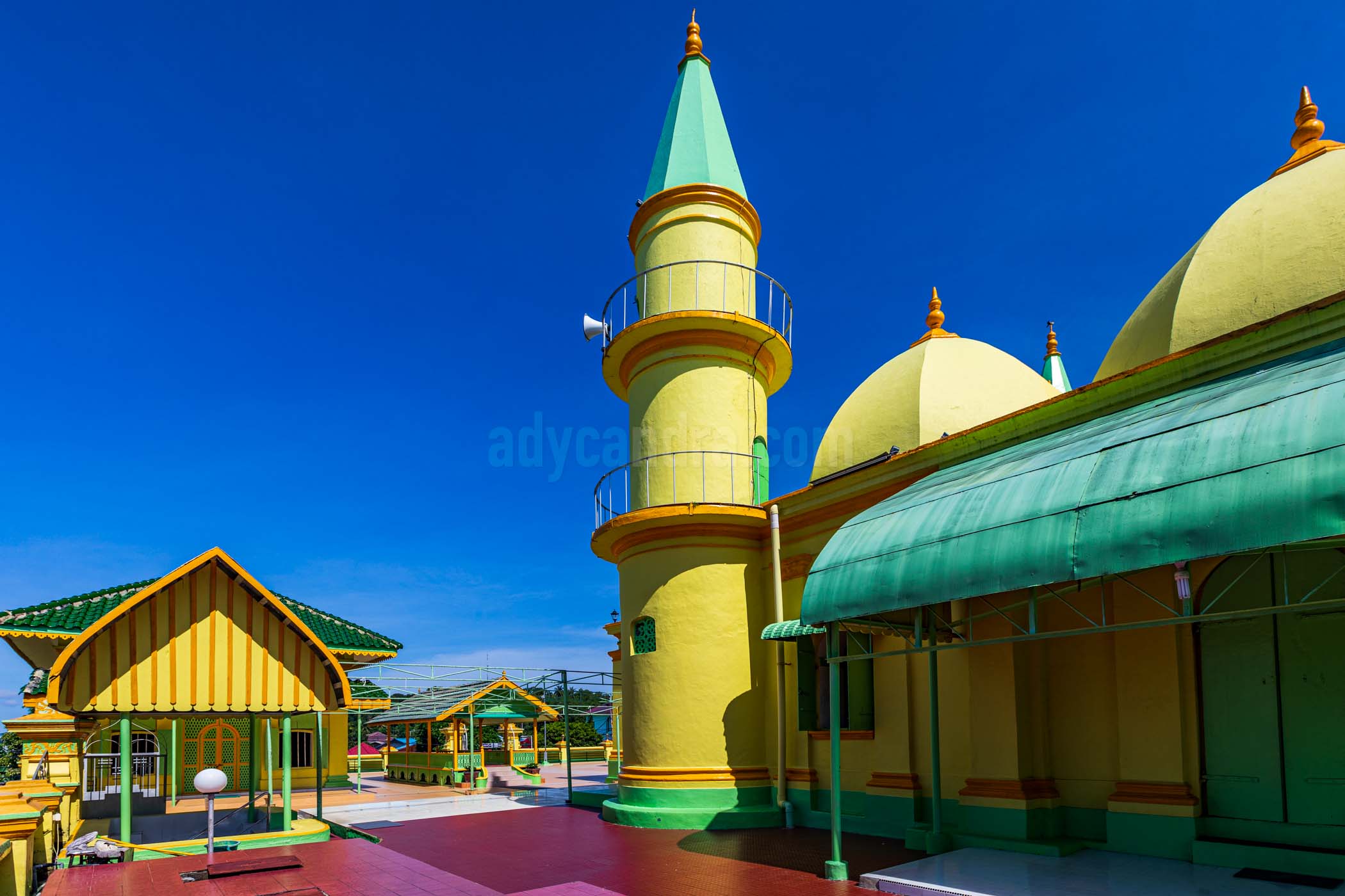 Green and yellow are the main colors of the Penyengat Mosque.