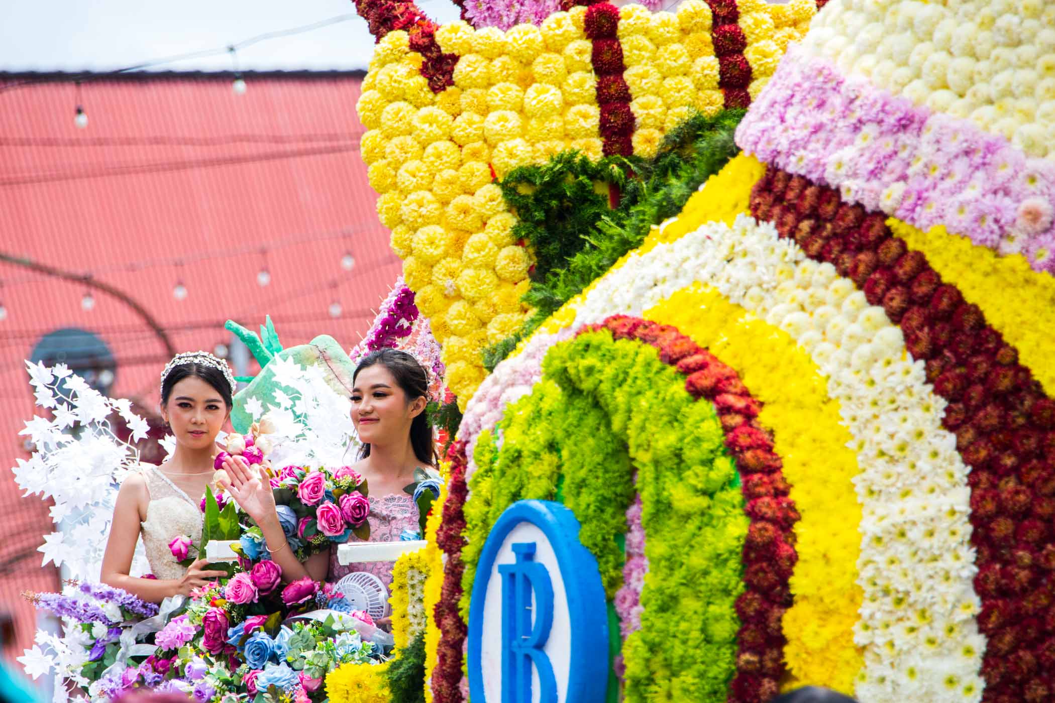 Two escort float greets visitors in Tomohon International Flower Festival (TIFF) 2024