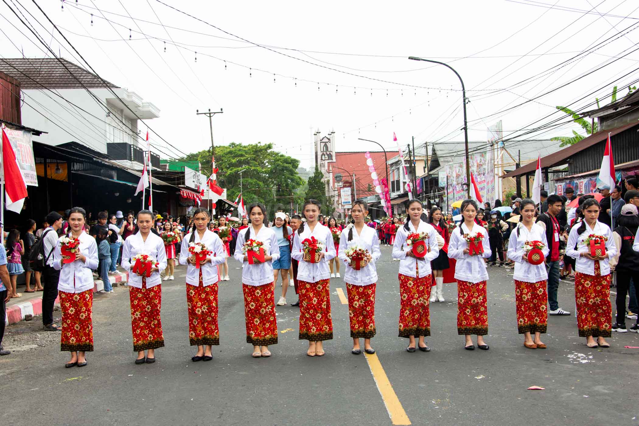 Young girls from Tomohon enlivened the Tomohon International Flower Festival (TIFF) 2024.